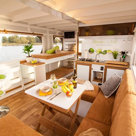 船上ホテル Hausboot Saturn *