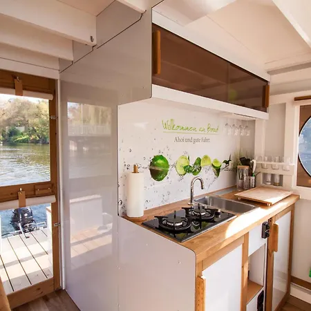 Hausboot Saturn シュヴェリーン