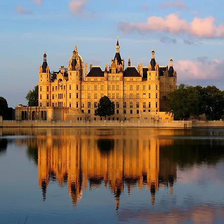 Hausboot Saturn * シュヴェリーン