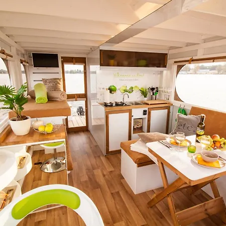 Hausboot Saturn * シュヴェリーン