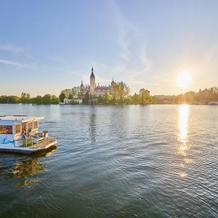 Hausboot Saturn 船上ホテル